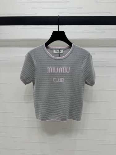 上新原单高端品质 Miumi*2025春夏最新系列！花边针织短袖！定制羊毛针织材质 质感高级 光泽舒适 针织短袖剪裁 通体利用钩针肌理交织 勾勒出波浪花纹图案