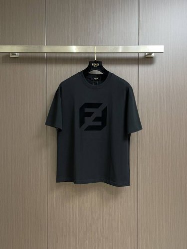 fendi Logo 标识短袖T恤 客供高克重针凿质感的纯棉面料制作面料手感肉实 质感出色柔软透气的亲肤感宽松 Os 版型裁剪上身十分挺括显型版型骨感很好 小个