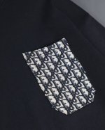细节图# Dior 迪奥胸前经典提花贴布口袋 后背条纹印花短袖T恤 精纺棉材质轻薄透气，上手棉感偏强，透气性吸湿性强；不易出褶亦不需要特别打理。罗纹引进的32针
