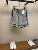 Dior压轴新品男女同款休闲短裤 采用灰色科技记忆面料，手感舒软透气。 口袋刺绣Logo标识 定制五金辅料，哑光更显高贵。 颜色：灰色 码数：44.46.48.
