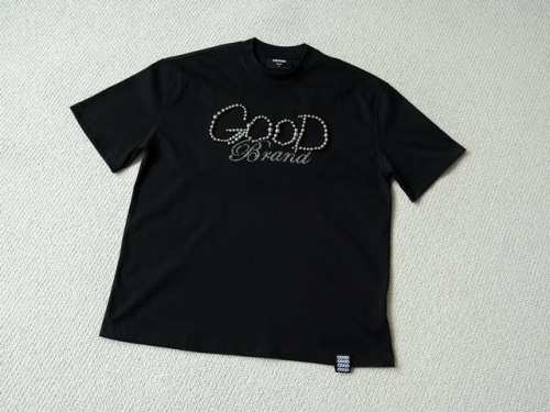 范世錡同款 原厂A1品质 Goodbrand 银色珍珠Logo 滴胶鎏金字母 短袖T恤 男女同款 颜色：黑色 尺码： 1 2 3 4 尺码表 1码 胸围112肩