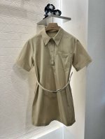 fend*2025新品上架 直筒腰带连衣裙 定制Yb斜纹全棉材质 质感舒适细腻 翻领连衣裙版型 裁剪利落修身 半开衩前襟 腰身直筒版型起到遮肉包容效果 搭配胸前