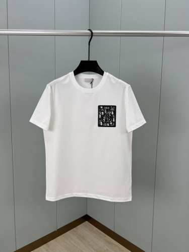 dior.迪奥 25春夏新品金属字母嵌饰贴袋标识短袖T恤，全新演绎经典单品，正面胸前贴袋突显别具一格的设计，采用定制80支双股丝光棉面料；黑色 白色 S～Xxx