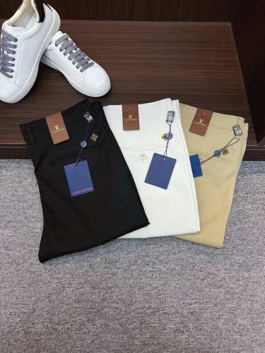 Lv 新款来袭2660春夏新款新品 专柜有售 实体店极品休闲裤专柜原版1:1好货，适合各个年龄段。市场最高版本的欧洲进口面料。舒适柔软亲肤，上身效果超级棒时尚百