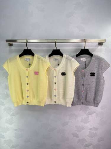 chane*彩虹扣短袖针织开衫，夏季新品，不规则撞色彩虹扣设计，字母刺绣，超级百搭！适合日常出行或轻松聚会。3色3码Sml 。T226B