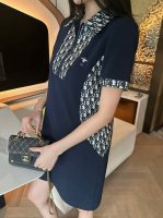 上新 Dio* 迪奥25Ss新款翻领连衣裙 老花面料拼接装饰 时尚减龄 单色三码！ 颜色：藏蓝 码数：Sml S码推荐： 80~100 M码推荐：100～115