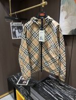 2025春季双面男士连帽外套.....双面的搭配型绝对打Call。。。客供聚酯纤维面料 拥有的垂感以及柔软细腻的特性 舒爽透气，上身效果非常棒，一面B家格纹 另
