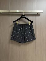 Lv 2025Ss新款沙滩短裤，选用科技面料塑造侧开衩设计，再以刺绣工艺赋予全幅 Iv Blason 标识雅致渐变效果。Iv 铭纹端头为腰间抽绳注入金属锋芒。尺