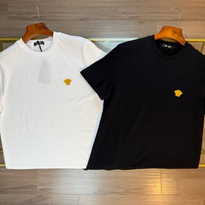 对标专柜★过验版本★Versace范思哲Ss25春夏新款 小金标刺绣短袖 定制雅致温感棉 富有光泽 舒适贴肤 标志性小金标刺绣点缀正面 希腊神话中的蛇妖美杜莎