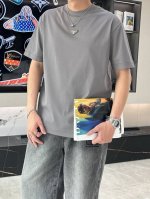 prad 2025春夏新款首发专柜最新款短袖圆领T恤 高端订制 设计前卫时尚！品牌Logo重工艺设计 高端定制丝光云朵棉面料.手感柔软.穿着舒适.专柜级别精致车