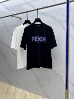 fendi*芬迪 2025Fw春夏新品圆领打底外穿T恤，立体感Logo常规半袖纯棉打底T恤，棉，手感面糯有骨感，柔而有韧性。工艺处理，韧性和抗皱性能得到大幅度提