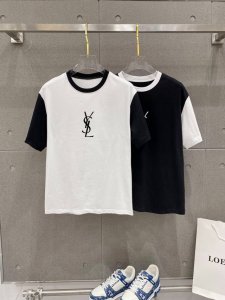 圣罗兰 拼接新款字母印花双层重工短袖T桖 字母图案不管是T桖还是卫衣都是每年的爆款单品 前幅大面积印花采用大康丽数码印花机直喷 成本极高 经过多次的调试打版图案