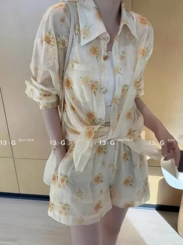 无敌爆款 防晒刺绣花朵衬衫+短裤套装刺绣套装 这套套装尽显清新雅致。衬衫式上衣与短裤搭配，简约又不失时尚感 营造出春日氛围。面料轻薄，适合温暖时节，轻松打造休闲