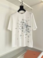 爱*仕 He*MèS 2025春夏最新，柜在售！ 不得不说今年他家的男款足够走心 这款破W级别的T恤 工艺与设计 看似繁琐 上身感觉刚刚好 强烈推荐 Fragm