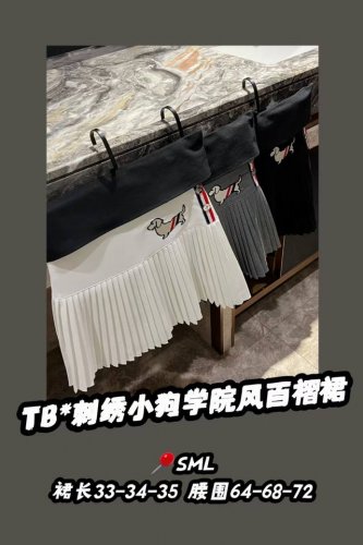 款号2750 高定版 这条西装百褶裙真是让原本就显腿长的版型锦上添花 尤其是中间分割线那段 隐约可见的大腿根将腿长拉到极限了 大宽边的腰头设计 所以视觉上会感觉
