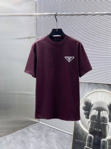 普拉达 prada 2025Ss新款 半袖 体恤 短袖 宽松版 圆领 T恤 高端版本 专柜定制面料 透气舒适度高 细节无可挑剔 品牌元素设计理念 体现高品质 手