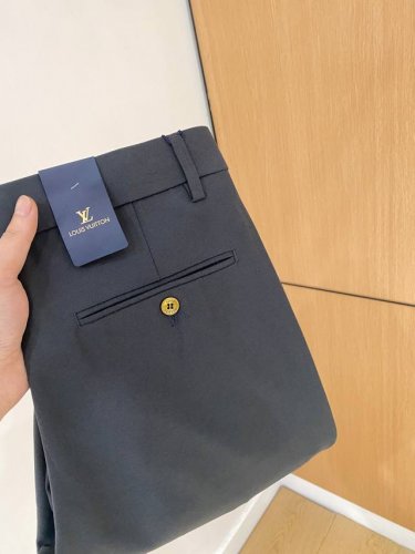 lv路易威登 休闲裤 西裤2025Ss春夏新款 高级定制裤子专用面料 定制原版五金 重工工艺打造 车工走线精细 定制面料 柔软舒适 质感显著 辅料精美 上身效果