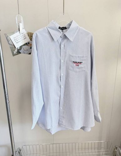 品名：Alexander Wan*大王刺绣Logo口袋蓝条纹衬衫 尺码：M.L 颜色：蓝条纹 这件衬衣是Hin宽松的版型 你们穿着当下半身失踪也Ok，长度是可以