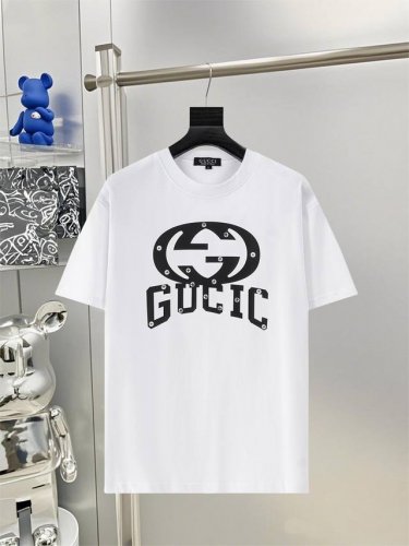 Gucci 古奇25Ss新款短袖 最高版本重工艺印花经典Logo图案 高标准定制 上身非常有型 客供进口高档280克纯棉面料质感非常细腻 细节工艺精湛考究 塑造
