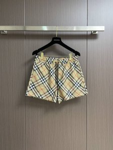 burberry 2025Ss新款抽绳游泳裤 选用尼龙斜纹面料打造 于意大利精纺而成 装饰 Burberry格纹 呈现休闲版型 搭配网眼内衬 尺码 Xs-Xl