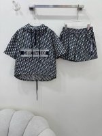 p510Dio*迪/奥25夏季新款提花套装 经典老花提花面料 定制Yb五金 连帽短袖前短后长上衣短裤的组合 内里收边有质感 上衣胸前饰以点缀以“Christia