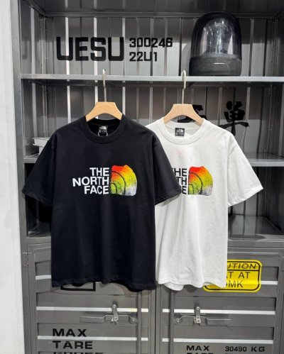 nfc防伪 顶级版本 The 北面 新款大Logo 短袖T恤 男女同款 颜色：黑色 白色 尺码：M~Xxl 货号：2Eshtm5Jk885Xxpl 高定版本，原