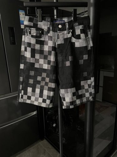 高端复刻 Louis Vuitton 路易威登 25Fw 驴家新款马赛克棋盘格提花牛仔短裤裤 黑色 原版购入 2025秀场的经典 Damoflage 图案，并将