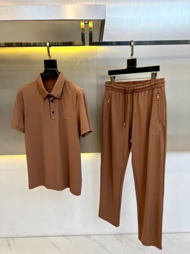 lp、25Ss春夏新品套装Polo短袖+卫裤进口四面弹力速干面料，内里包边走线均匀细致，密而不乱彰显大厂做派。面料，柔软细腻，挺阔舒适。细腻好穿易打理干爽透气不
