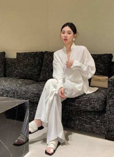 极简主义必备 宝藏衬衫 亚麻裤两件套套装 极简风格的理想选择 适合各种体型 尤其推荐给追求极简主义和老钱风的朋友 重工砂洗工艺 赋予裤子独特的质感和外观 百搭好