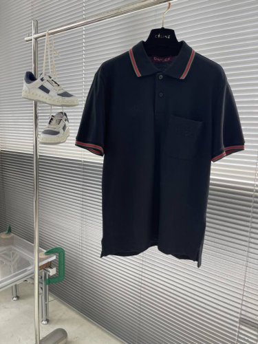 gucc 新款前胸口口袋刺绣三色Polo衫 这款采用弹力珠地棉面料匠心打造，撞色领口螺纹厚实饱满 激光Logo贝母扣经典Gucc刺绣 ，尽展别样风采。版型超正，
