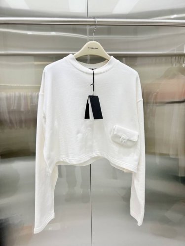 fendi23Ss系列最喜欢的卫衣 9300购入定制330克精棉双股面料。 拆Yb开模最新双F五金 全手工制成的立体口袋小包包 开模提花织带 细节精致。简洁时髦