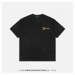 LV 25Ss 后背老花字母发泡印花短袖 面料采用230克重精梳棉 定制32支1*1螺纹 成衣两遍水洗处理 面料舒适亲肤无异感 定制定染面料 纺织密度高 垂感佳