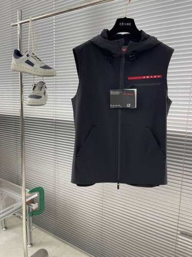 prad 25春夏Linea Rossa系列-马甲款 Pd Linea Rossa是一个融合时尚与运动的系列，彰显创新性、设计感与功能性。该系列于1997年首度