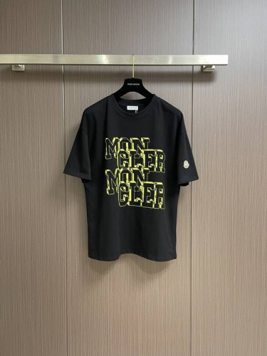 Moncler 2025Ss早春新款标识短袖T恤，定制尊享丝光密纺棉，Moncler标识印花，厚板印花，利用厚板印胶机，将设计图案转化为可印刷的模板，通过压力将