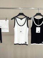 上新！ Chane* 25Ss春夏新款 拼色边修身背心上衣丨独家Yb开发！高版出品！进口纱线质感细腻舒适！定位刺绣蕾丝徽标，经典大圆领版型不挑人上身巨显瘦！百搭