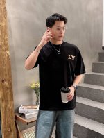 Lv 三标齐全。 2025夏季新款最新品短袖T恤，专柜同步有售，原单狠货，时尚进口原版科技面料，上身舒适透气，原版定制五金辅料，上身帅气有型，三标齐全，推荐款，