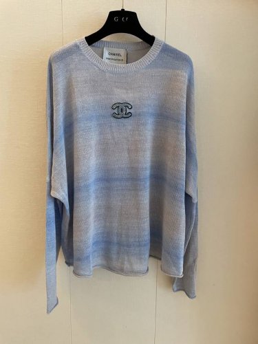 cc Vintage新款渐变色长袖 如水墨晕染的蓝调渐变 邂逅精致镂空针织 轻盈垂坠间透出柔美肌理 慵懒长袖随光流动 勾勒朦胧气质 打造春夏浪漫艺术穿搭 尺码均