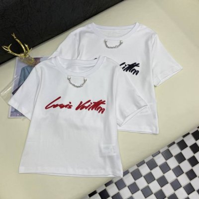 实拍 Lvv 春夏新款圆领T恤 采用棉面料质感柔软细腻 定制洗水麦辅料齐 版型短款合身上身效果舒适好看 碼数 S-M-L