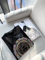 versa*E 范*哲2025春夏新款男女同款情侣短袖T恤，潮流轻奢新品登场 原单复刻产物 高端品质 市场最高版本 米兰时装设计师款 先睹为快，独家现货发售；客