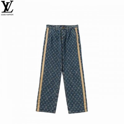 ：340 Louis Vuitton 路易威登 满印侧边皮条水洗蓝牛仔裤 面料水洗质感满分 侧边皮条点缀得非常完美 这款真的是经典版型 重工水洗 版型也是经典宽