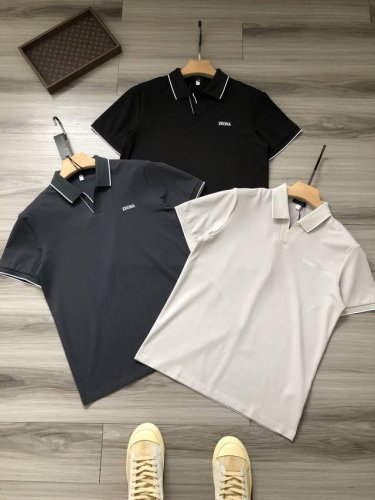zegna丨杰尼亚 字母Logo胶印 菠萝纹 男款商务休闲 V字翻领Polo衫. 颜色：浅卡其 灰绿 黑色. 材质：氨纶 棉纶 锦纶混纺面料. 尺码： M L