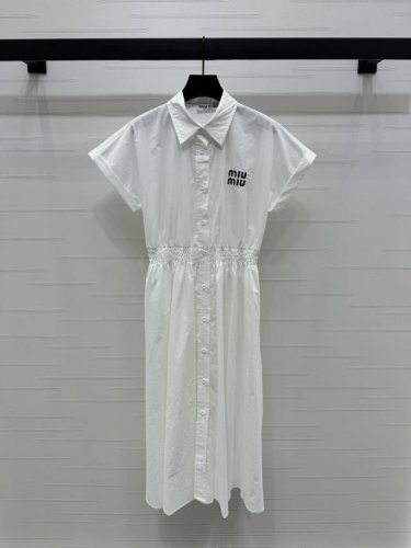 上新原单高端品质 Miumi*2025春夏最新系列！松紧腰短袖连衣裙！定制进口斜纹全棉材质 质感舒适细腻 沿用纽扣开襟调节配合腰身松紧腰收腰效果处理 增添造型层