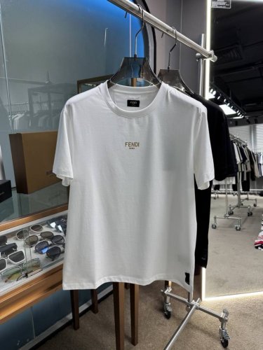 fendi 2025春夏新品金葱粉双F短袖T恤；定制专属面料，胸前Fendi金葱粉印花，后幅中间位置双F字样，奢华并且潮范儿，下脚织唛设计，潮人必备单品！尺码：