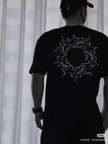 100 高品质，雪梨纸精包装 Arc’Teryx始祖鸟经典大Logo3M反光印花短袖男女透气宽松运动休闲T恤 arctertx今年势不可挡，颠覆传统的户外设计。