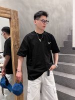Vtaenlitn高定款 华伦天奴、新款短袖 打造时装艺术感，立体剪裁修身版型，上身效果很帅气，微彰显品位，整体细节可以对比、宽松版，效果非常有型 个性出众。男