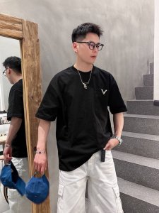 Vtaenlitn高定款 华伦天奴、新款短袖 打造时装艺术感，立体剪裁修身版型，上身效果很帅气，微彰显品位，整体细节可以对比、宽松版，效果非常有型 个性出众。男