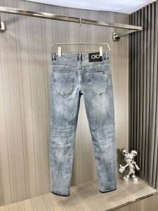 Bai Ferragamo 菲拉格慕 2025春夏最新推出男士牛仔裤新品 重工水洗牛仔面料 定制面料和一般牛仔布料比起来 更加柔软舒适 超重工洗水工艺 双工艺洗