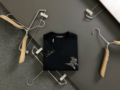 d&*合身版型M-Xxxl 25春夏顶级老鹰刺绣经典短袖，精致工艺专柜面料，顶级元素融合打造，经典短袖3标齐全，潮男时尚，无论是上身舒适度还是都是无可比拟的存在