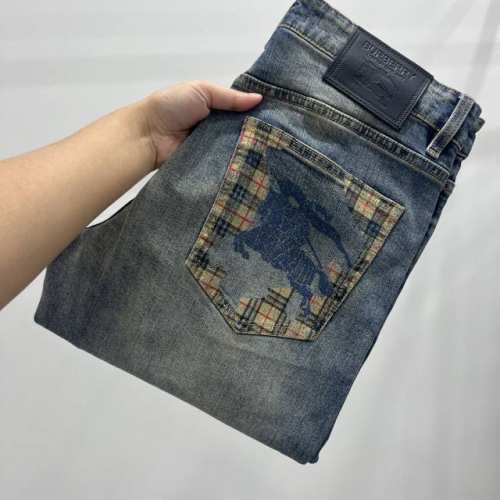 款号K135 Burberry -Bbr巴宝莉 致敬经典1856复古立体压花字母牛仔裤 1856限定版 外贸渠道货 定制面料 面料微弹 柔软舒适 版型极佳 挺阔