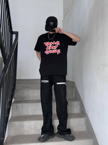 上新！范思哲经典短袖T恤，标志Logo极简的设计转化为服装语言，就如这件基础短袖T恤，有着极其细腻的面料质感，平淡中无处不透入极简高级质感！ 简单、个性、品牌辨